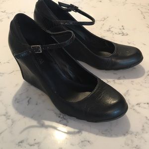 Kenneth Cole reaction wedges with snake detail